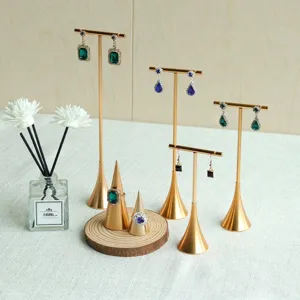 Eleganti supporti per orecchini a T in metallo dorato e porta anelli conici su base legno