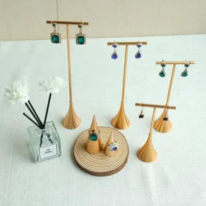Espositori per orecchini in metallo minimalisti in un ambiente di lifestyle professionale