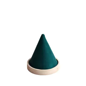 Minimalistischer Schmuckständer aus grünem Samt mit Holzsockel für Ringe und Armbänder.