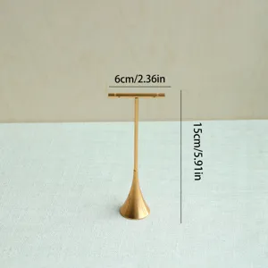 Dettaglio del supporto per orecchini a T in metallo dorato, largo 6 cm e alto 15 cm.