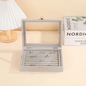 Elegante portagioie in velluto grigio con coperchio in vetro per anelli e accessori