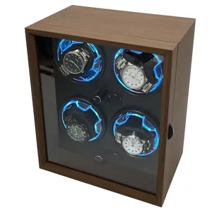 Dettaglio del caricatore per orologi in legno di noce per orologi automatici con 4 slot e LED.