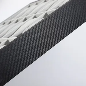 Luxus-Uhren-Display mit schwarzer Kohlefaser-Textur und weichen grauen Samtkissen