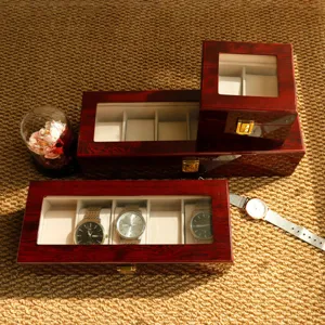 Cajas de lujo para relojes de madera lacada roja con 2 y 5 compartimentos en alfombra