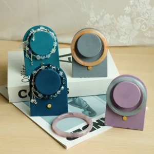 Detailweergave van kleurrijke fluwelen sieradendisplays met armbanden en ringen