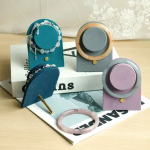 Elegante fluwelen boogsieradenstandaards voor armbanden in een stijlvolle setting.