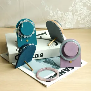 Creatieve fluwelen sieradenstandaards in poortvorm voor armbanden en armbandopslag