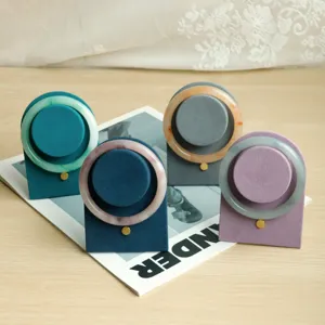 Gebogen fluwelen sieradendisplays in diverse kleuren voor armbanden en ringen