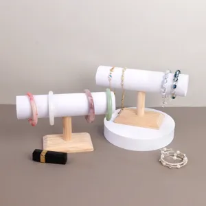 Sieradenhouder van massief hout met witte fluwelen roller voor armbanden