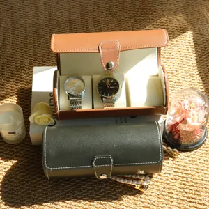 Eleganti custodie per orologi in pelle per tre pezzi in finitura marrone e nera.