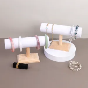 Massief houten sieradenstandaard met witte fluwelen T-bar voor armbanden en horloges