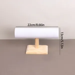 Detailweergave van een houten armbandhouder met één laag en luxe wit fluweel