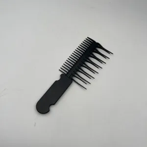 Λεπτομερής όψη της μαύρης πλαστικής χτένας ξεμπερδέματος με ειδικά δόντια για καθημερινό styling.