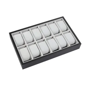 12-Slot Uhrenbox mit Carbon-Muster und grauen Samtkissen zur Präsentation