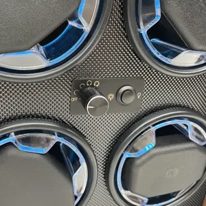 Dettaglio di un caricatore automatico per 4 orologi con pannello di controllo e luci LED blu