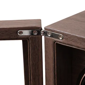 Dettaglio della robusta cerniera in metallo su carica orologi in pelle PU venatura legno.