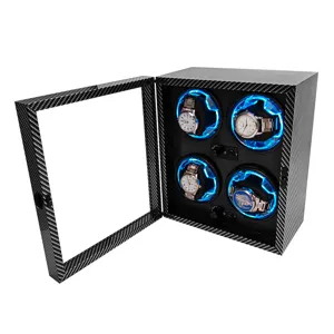 Dettaglio del caricatore per 4 orologi con motivo in carbonio e luci ambientali LED blu