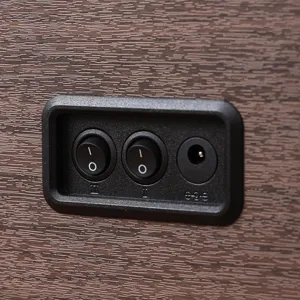 Primo piano del pannello di controllo a due interruttori e porta DC del carica orologi