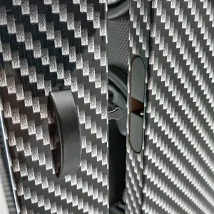Dettaglio macro della scatola del carica orologi in fibra di carbonio con gancio e trama