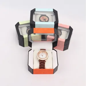 Grupo de cajas de relojes octogonales de plástico con ventanas transparentes