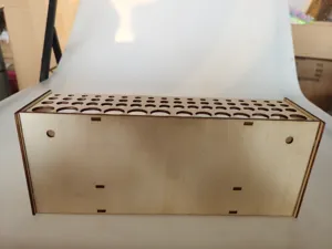 Portapennelli in legno con fori multipli per riporre strumenti di pittura e cancelleria.
