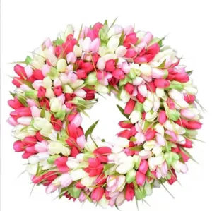Vue détaillée de la couronne de tulipes artificielles montrant des fleurs roses et blanches.