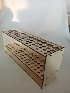 Dettaglio organizer portapennelli in legno, supporto multiforo per penne e strumenti.