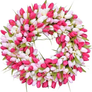 Gros plan détaillé de la couronne de tulipes roses et blanches artificielles pour porte.
