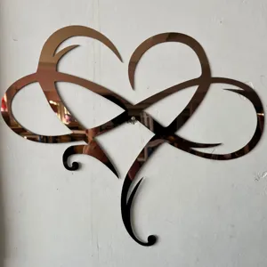 Oneindigheid hart metaal wandkunst detail, moderne roségouden hangende decoratie.