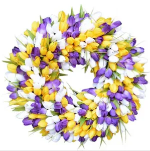 Gros plan sur les détails de la couronne de tulipes artificielles aux fleurs violettes et jaunes