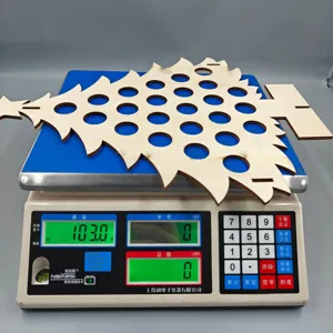 Dettaglio portabottiglie albero di Natale in legno con peso su bilancia elettronica.