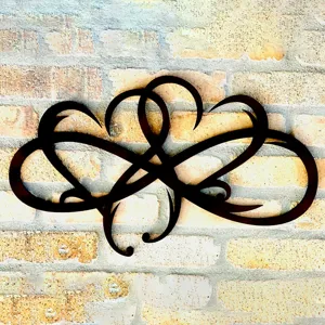 Metalen oneindigheid hart wandkunst detail close-up, rustiek zwart hangend decorstuk.