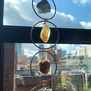 Décoration de fenêtre en pierres précieuses de cristal faites à la main avec du cuivre.