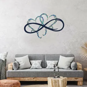 Metalen wanddecoratie met infinity hart ontwerp en blauwe schelp inleg voor thuis.