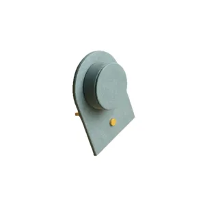 Elegante retro sieradenhouder van grijs fluweel in deurvorm voor armbanden en ringen