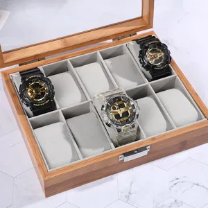 Detailansicht der luxuriösen Uhrenbox aus Bambusholz mit weichen grauen Samtkissen