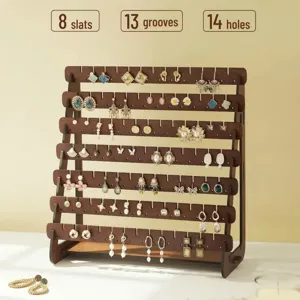 Vue détaillée d'un présentoir à bijoux en bois avec 8 lattes et 14 trous pour boucles