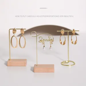 Soporte para pendientes con base de madera y marcos de metal dorado