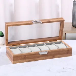 Detailansicht einer offenen 6-Slot Premium-Uhrenbox aus Bambus mit weichen grauen Kissen.