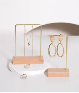 Soporte de joyería minimalista de metal dorado y madera para collares y pendientes diseño