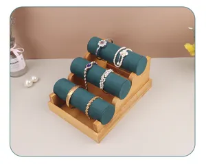 Drielaagse bamboe sieradendisplay met donkergroene fluwelen rollen voor armbanden