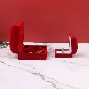 Red Flocking Jewelry Box Antique Rose Carved Ring Bracelet Storage Box High End Wedding Gift Box With Metal Clasp Jewelry Display Case