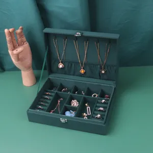 Elegante portagioie in velluto verde scuro con ganci per collane e fessure per anelli