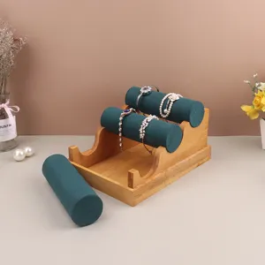 Elegante drielaagse sieradenstandaard van bamboe en groen fluweel voor armbanden