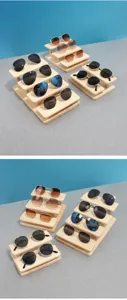 Mehrstöckiger Displayständer aus Massivholz für Sonnenbrillen und Schmuckkollektionen.