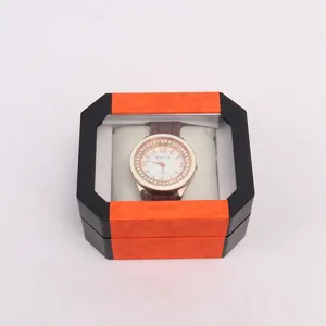 Elegante caja de regalo hexagonal para reloj en naranja y negro con un reloj de cuarzo