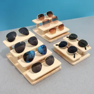 Handgefertigter gestufter Massivholz-Displayständer für Sonnenbrillen und Schmuck