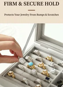 Gros plan de la boîte à bijoux en velours gris avec des fentes pour bagues et couvercle.