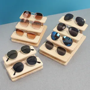 Gestuftes Sonnenbrillen-Display aus Massivholz für die professionelle Brillenpräsentation