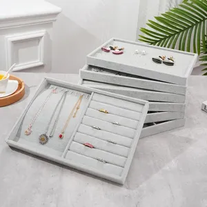 Grijze fluwelen sieraden display trays voor het organiseren van ringen en kettingen